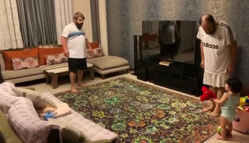 فوتبال بازی کردن مهران غفوریان با دخترش و امیر نوری در خانه