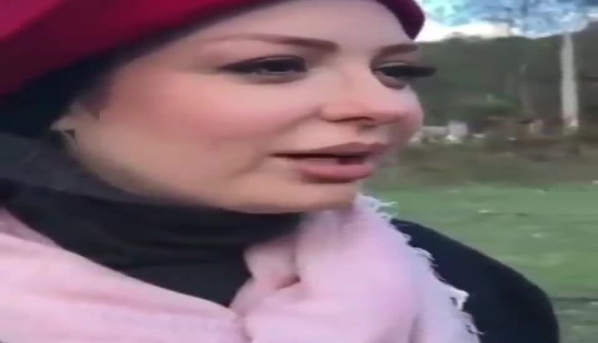 نیوشا ضیغمی با مربی اش در حال یاد گرفتن زبان عربی