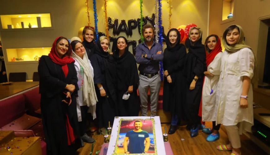 جشن تولد 50 سالگی امین حیایی در پشت صحنه سریال آقازاده