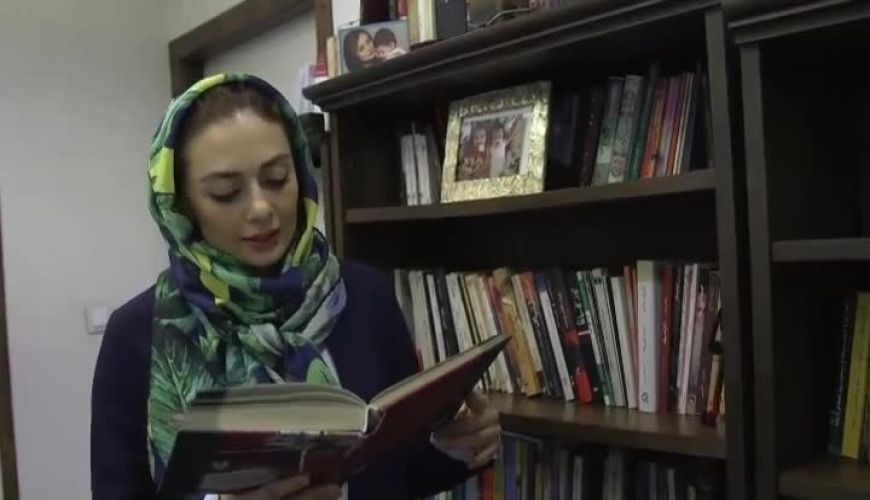 یکتا ناصر بازیگر سریال دل در کتابخانه شخصی خود در خانه اش