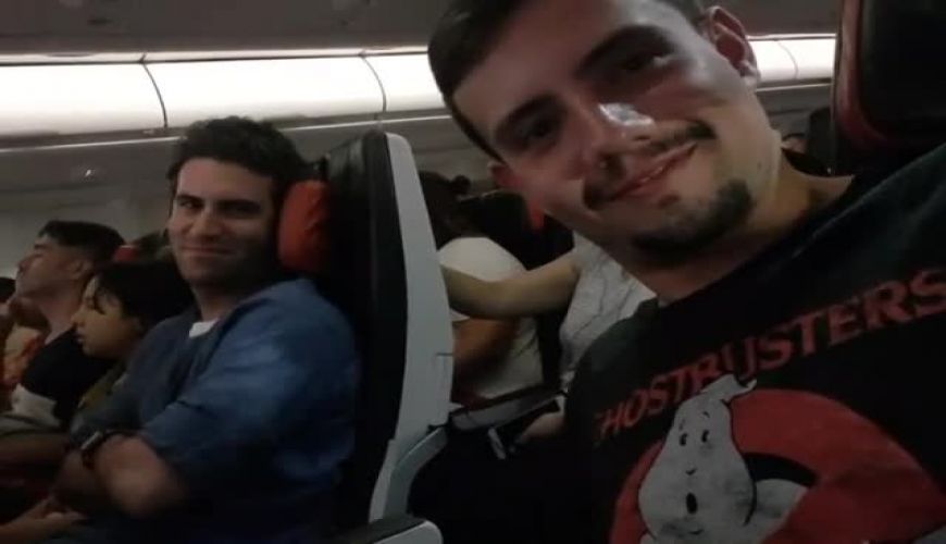 شوخی جالب امیر کاظمی در هواپیما با هوتن شکیبا بازیگر