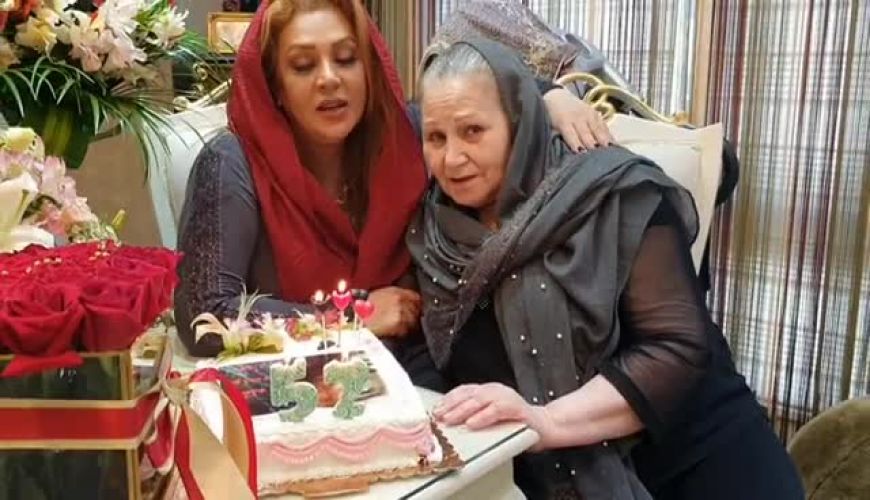جشن تولد 52 سالگی نسرین مقانلو در کنار خانواده اش