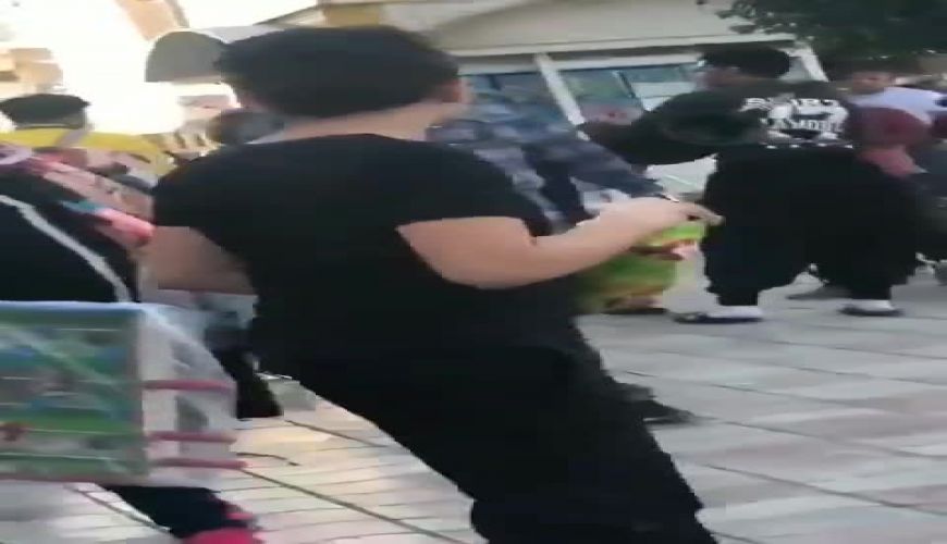 بازداشت یک دختر جوان به علت اجرای رقص در خیابان