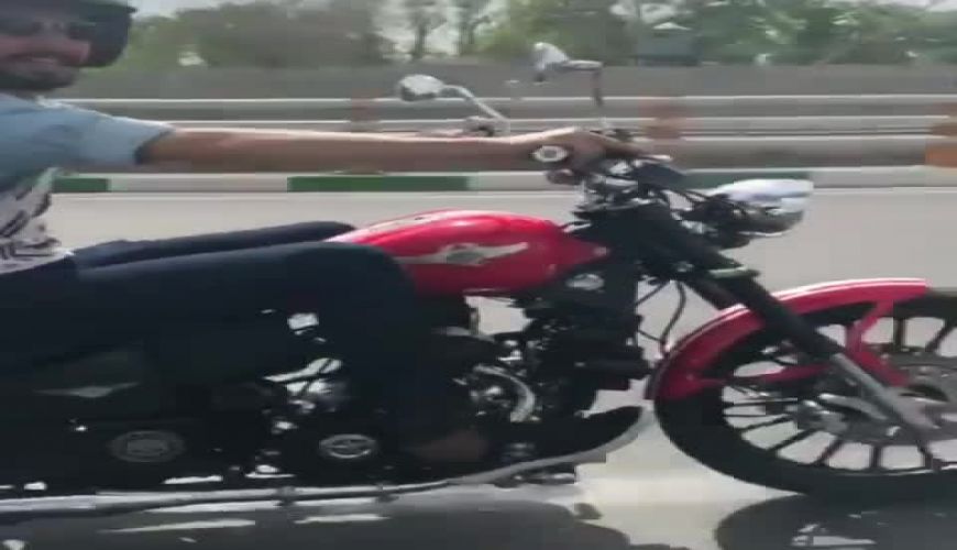 موتور سواری بهرام افشاری و کامبیز دیرباز در خیابان های تهران