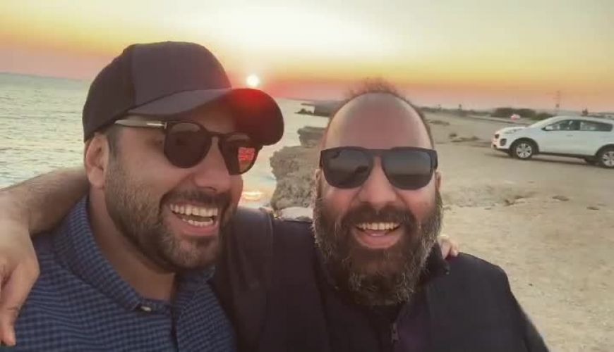 همخوانی علی اوجی و احسان خواجه امیر در ساحل دریا