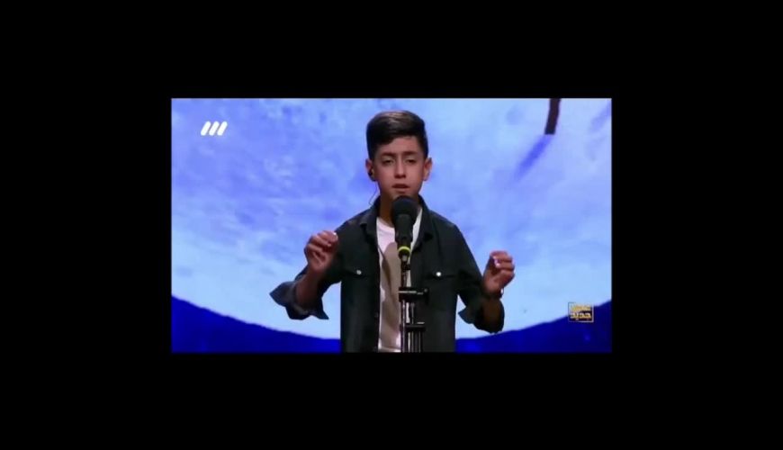 نوجوانی که با اشک در چشمانش آهنگ محسن یگانه را خواند