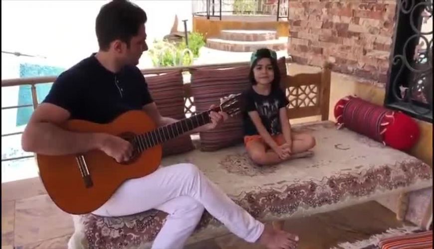 آواز خوانی رایان سرلک بازیگر کودک سریال زیر خاکی