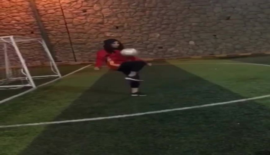 فوتبال بازی کردن سپیده مرادپور بازیگر فیلم بی وزنی