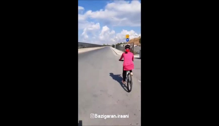 دوچرخه سواری صبا راد در خیابان‌های ترکیه به همراه همسرش