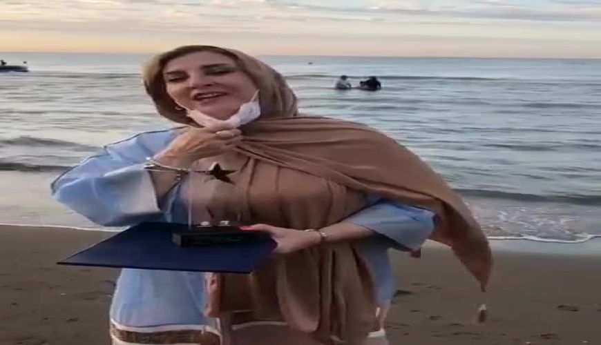 مرجانه گلچین بازیگر برتر گیلان با ماسک در ساحل دریا
