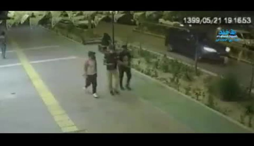 لحظه قاپیدن گوشی از یک زن توسط سارق موتورسوار در مشهد