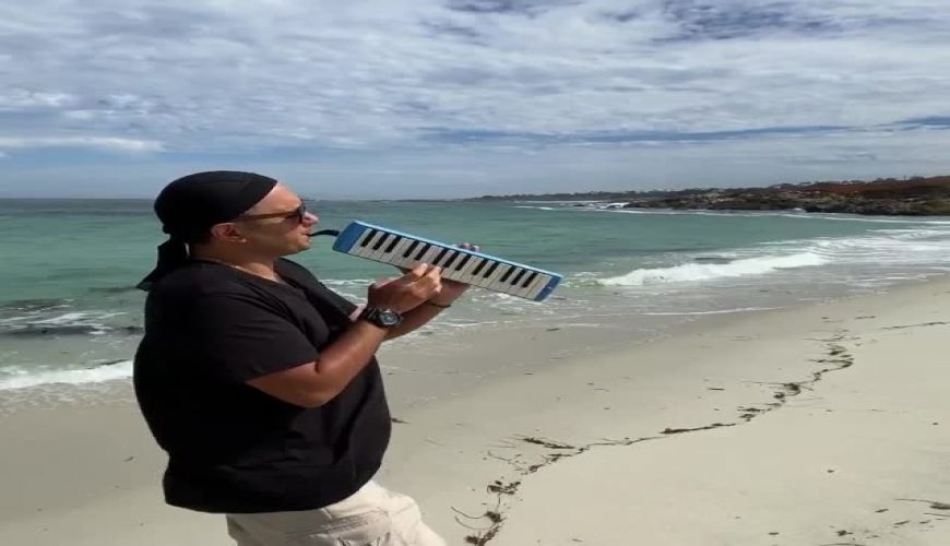 نوازندگی زیبا و دلنشین احسان کرمی خواننده مشهور لب دریا