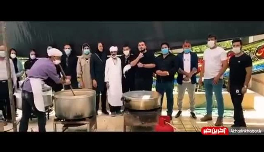 خواهران منصوریان همراه پدر و برادرشان پای دیگ نذری