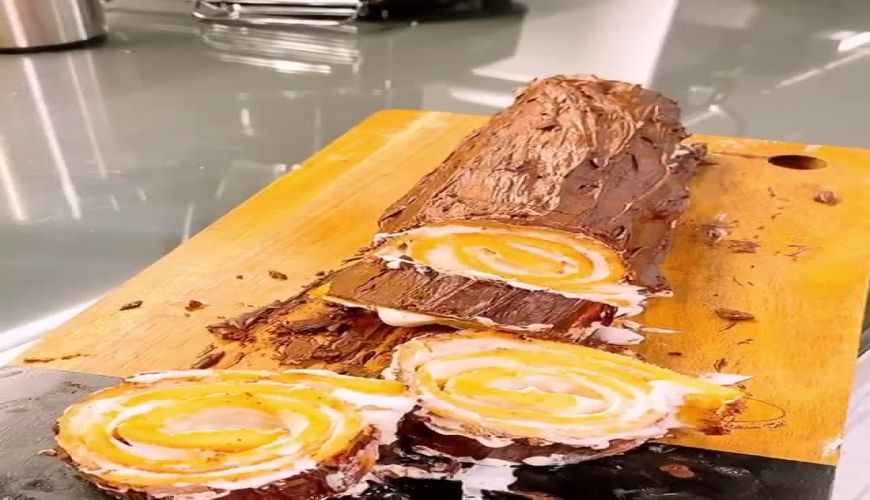 رولت درست کردن رضا بهرام خواننده پاپ در آشپزخانه لاکچری اش