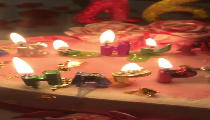 تولد 47 سالگی ژیلا صادقی مجری خوش صدا با کیک زیبایش