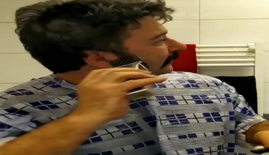 حال خوب امیرحسین صدیق وقتی خودش سرش را اصلاح می کند