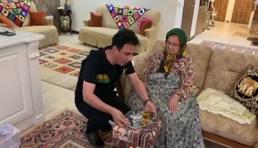 ناز کردن مادر داریوش فرضیایی مثل دختر 14 ساله 