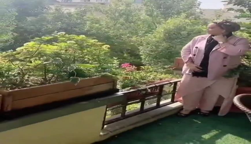 ویدیویی از بهاره رهنما در تراس پر گل و زیبای خانه اش