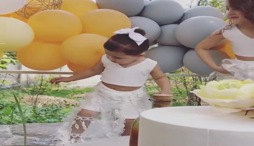 ست سفید و زیبای لباس دختران شاهرخ استخری در جشن