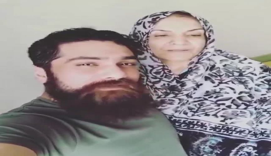 آواز خواندن علی زندوکیلی خواننده روسری آبی برای مادرش