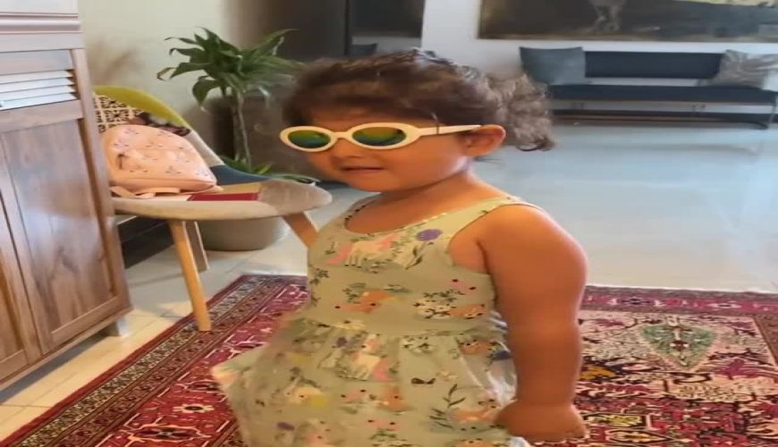 آرایشگاه رفتن ساتین دختر شیلا خداداد با زدن عینک و به تنهایی