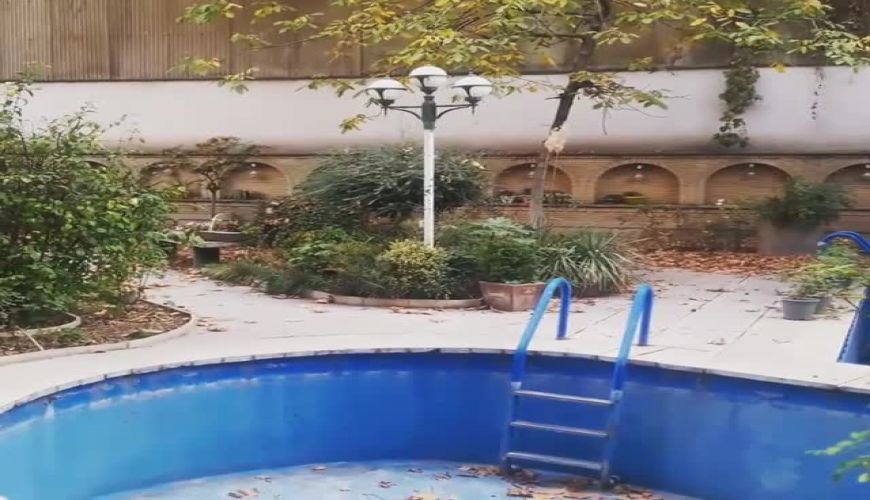 حیاط خونه پدری همسر ساجده سلیمانی معلوم‌ نیست بهاره یا پاییز