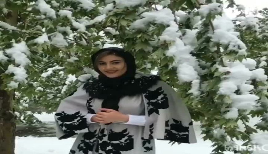 برف بازی زیبای مریم مومن بانوی عمارت با لباس مجلسی
