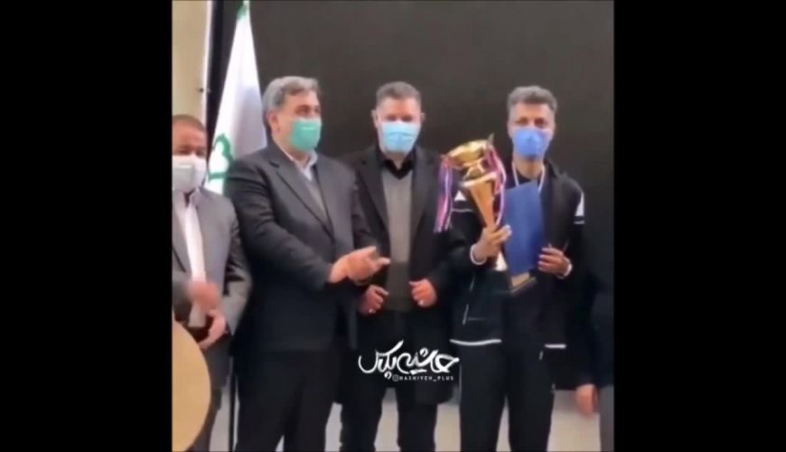 خوشحالی عادل فردوسی پور لحظه جایزه گرفتن از دست علی دایی