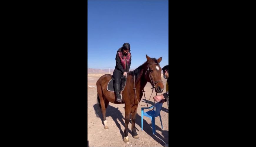 اسب سواری نیلوفر استخری و همسرش در یک روز زیبا