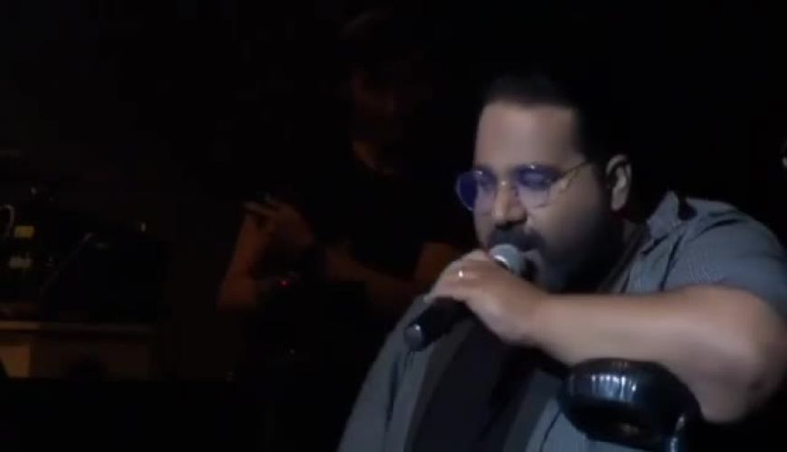 درخواست عجیب یک هوادار برای بغل کردن رضا صادقی در کنسرت