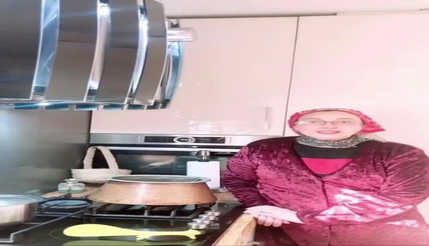 آشپزی کتایون ریاحی در خانه اش و پخت یک غذای سنتی