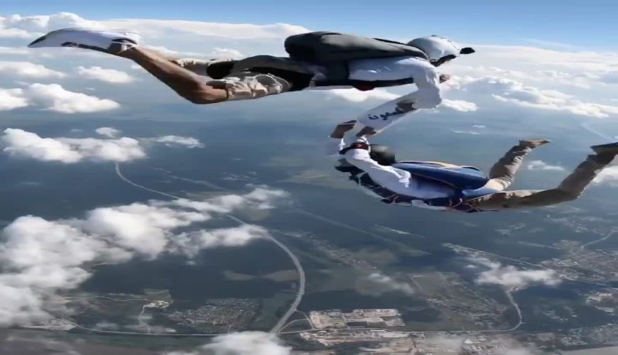 کارت عودت به عروسی محمد بزرگی و همسرش بر فراز آسمان