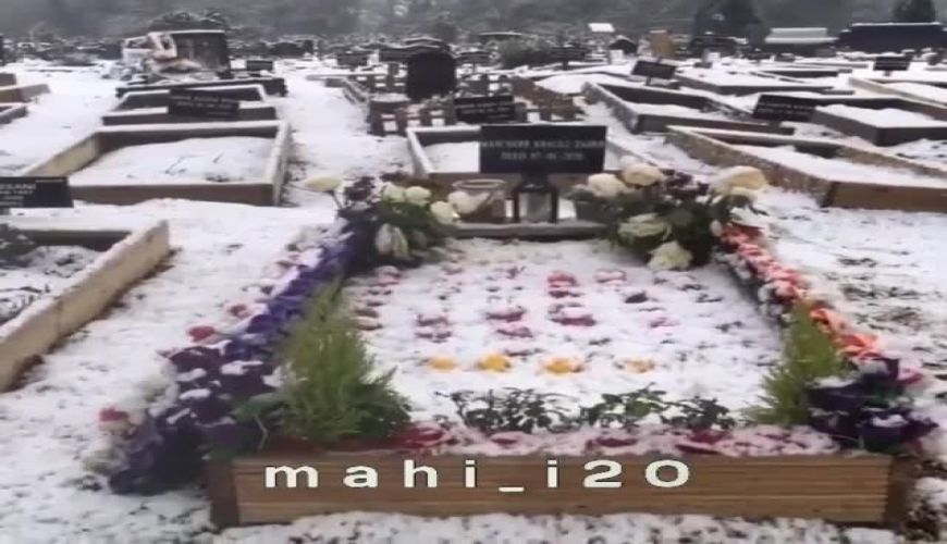 مزارماه چهره خلیلی پوشیده از اولین برف زمستانی 