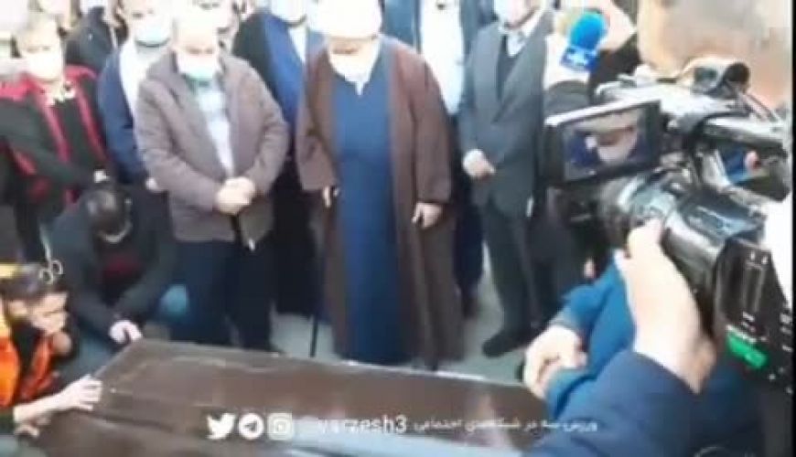 گریه‌های شیخ حسین انصاریان عموی علی انصاریان بر پیکر برادرزاده اش