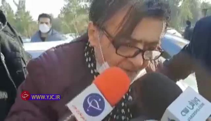 رضا رویگری با کمر خمیده در مراسم خاکسپاری علی انصاریان