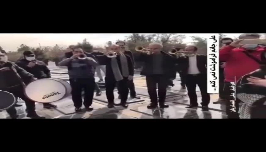 شب هفت علی انصاریان بر مزار آن مرحوم و اجرای یک گروه هنری