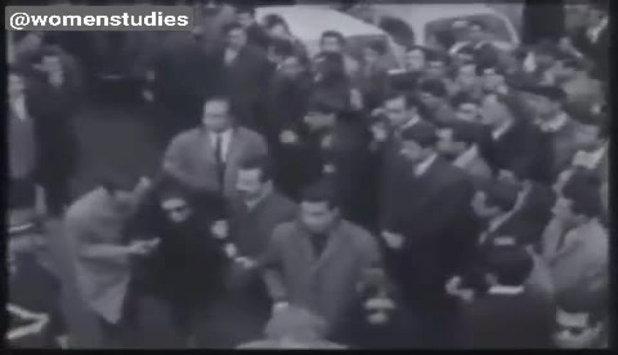 مراسم خاکسپاری فروغ فرخزاد که در یک تصادف درگذشت