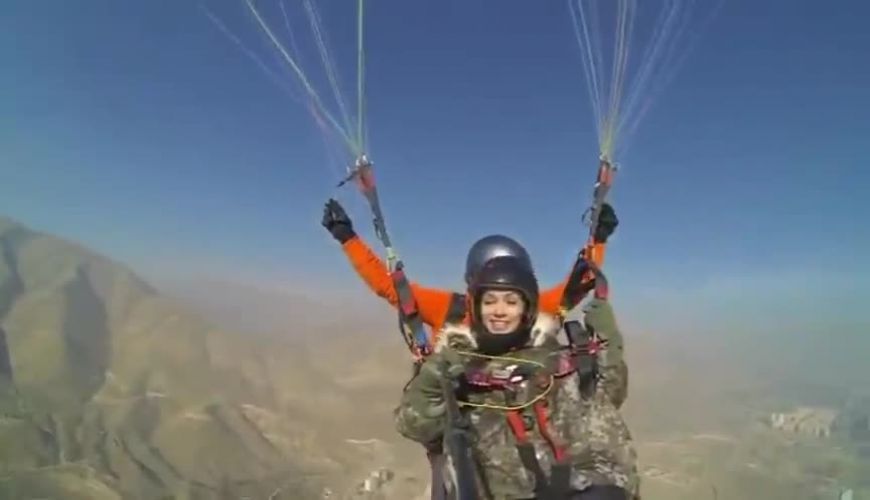تجربه دلهره آور شهرزاد کمال زاده این بار با پرواز پاراگلایدر 
