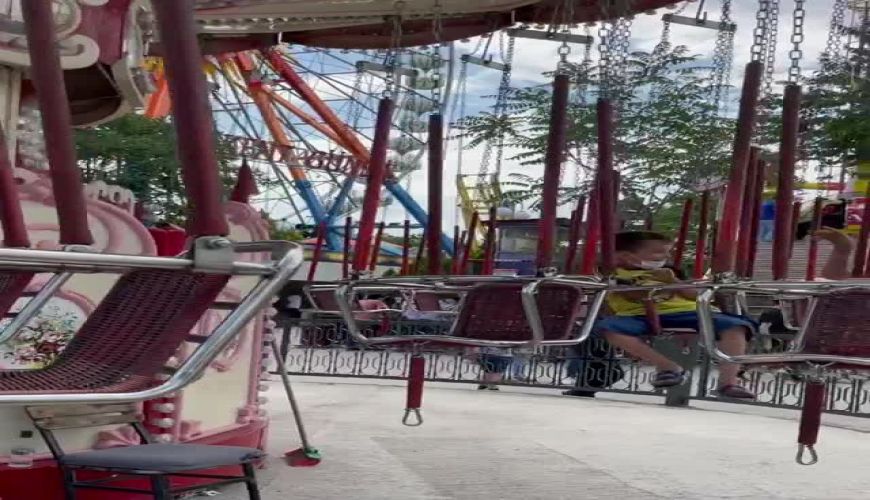 تفریح مجید صالحی به همراه پسرش آروین در شهربازی تهران