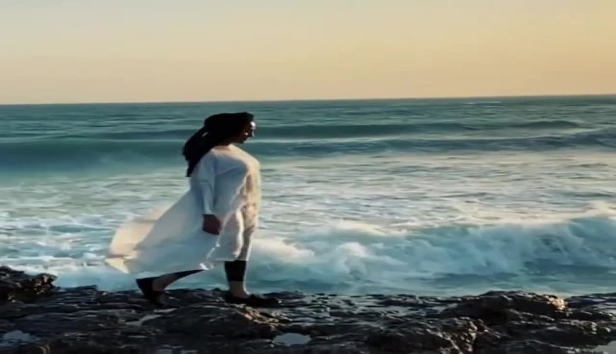 تفریحات ساحلی آزاده زارعی بازیگر سینما با لباس خاص در کیش