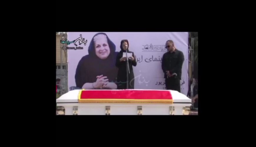 سخنان غمناک غزل شاکری و برادرش در خاکسپاری مادرشان