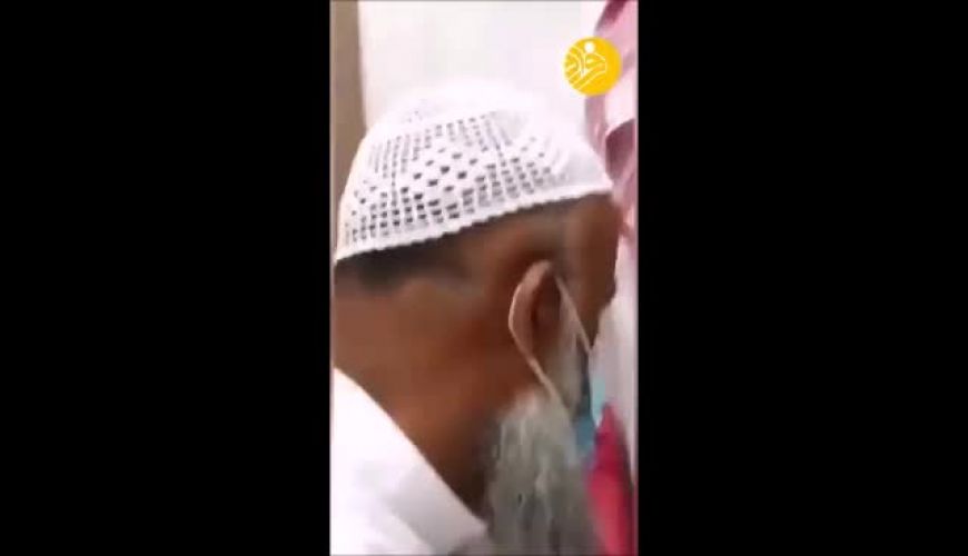 اذان گفتن مؤذن مسجد با شلوارک و زیرپوش جنجالی شد! 