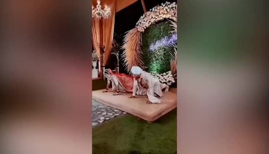 مسابقه شنای عروس و داماد روی استیج عروسی پر  بازدید شد