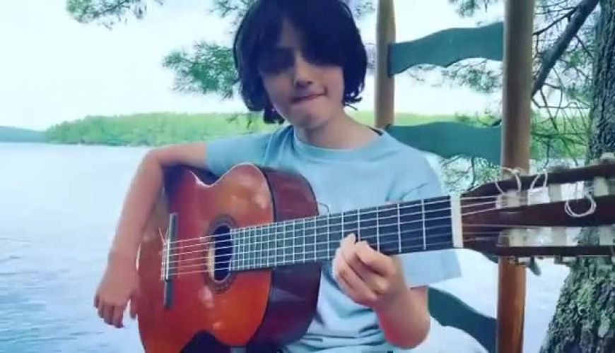  گیتار زدن پسر سودابه حسنی دخت  مجری شبکه خبر