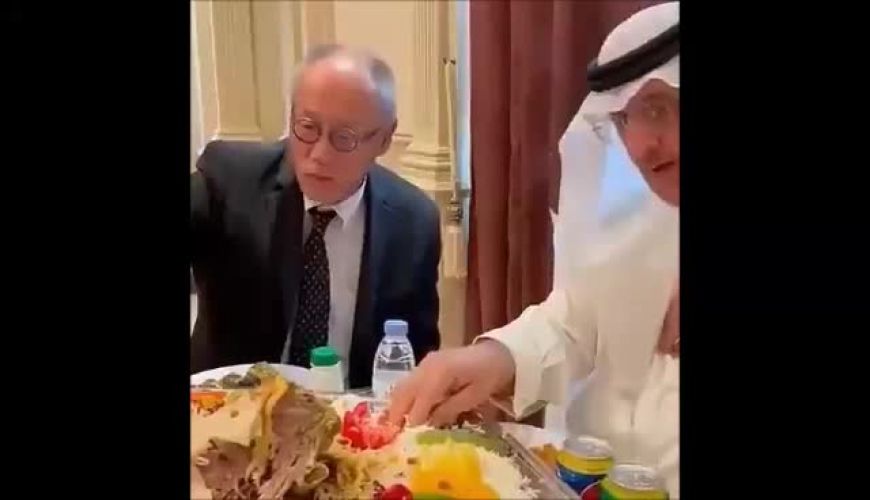 تلاش سفیر ژاپن در عربستان برای غذا خوردن با دست! 