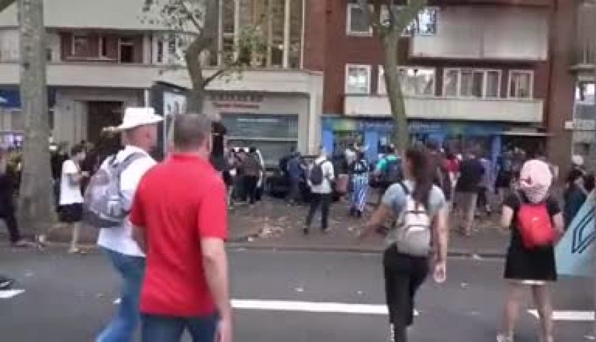 این‌جا فرانسه؛ مهد قانون و دموکراسی!