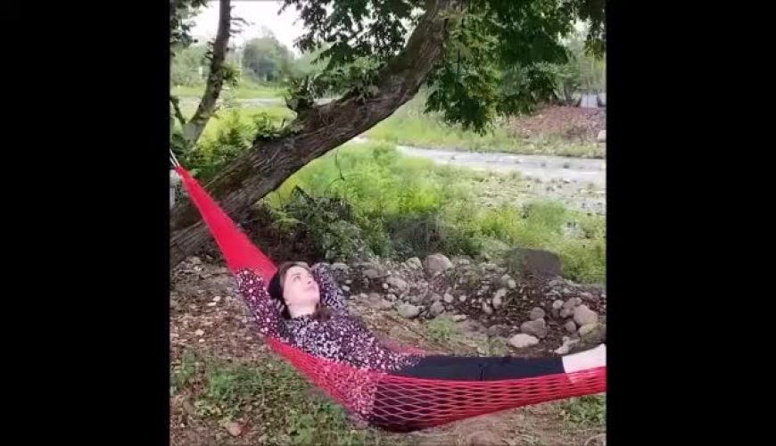 ریلکس کردن بهنوش طباطبایی  وسط جنگل با آهنگ بهنام بهرام 