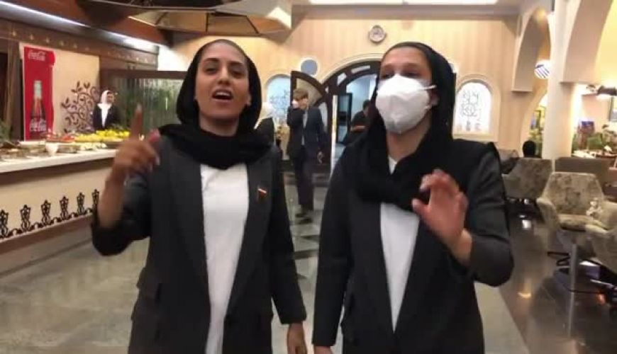 آوازخوانی دختران تیم ملی فوتبال بانوان ایران در فرودگاه مهرآباد