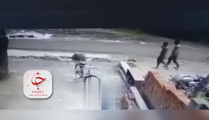 لحظه وحشتناک برق گرفتگی دو برادر جوان هنگام عبور از پیاده رو