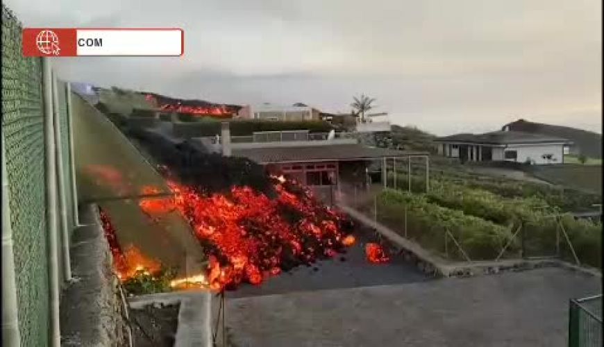 لحظه رسیدن گدازه‌های آتش‌فشانی به منازل مسکونی در جزایر قناری